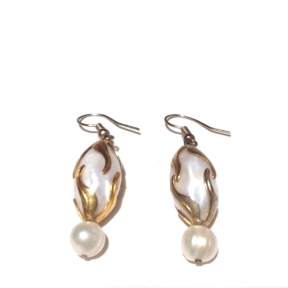 VINTAGE IVORY FAUX PEARL GOLD-TONE ACCENTS DROP DANGLE HOOK 1.5" EARRINGS - Picture 6 of 8